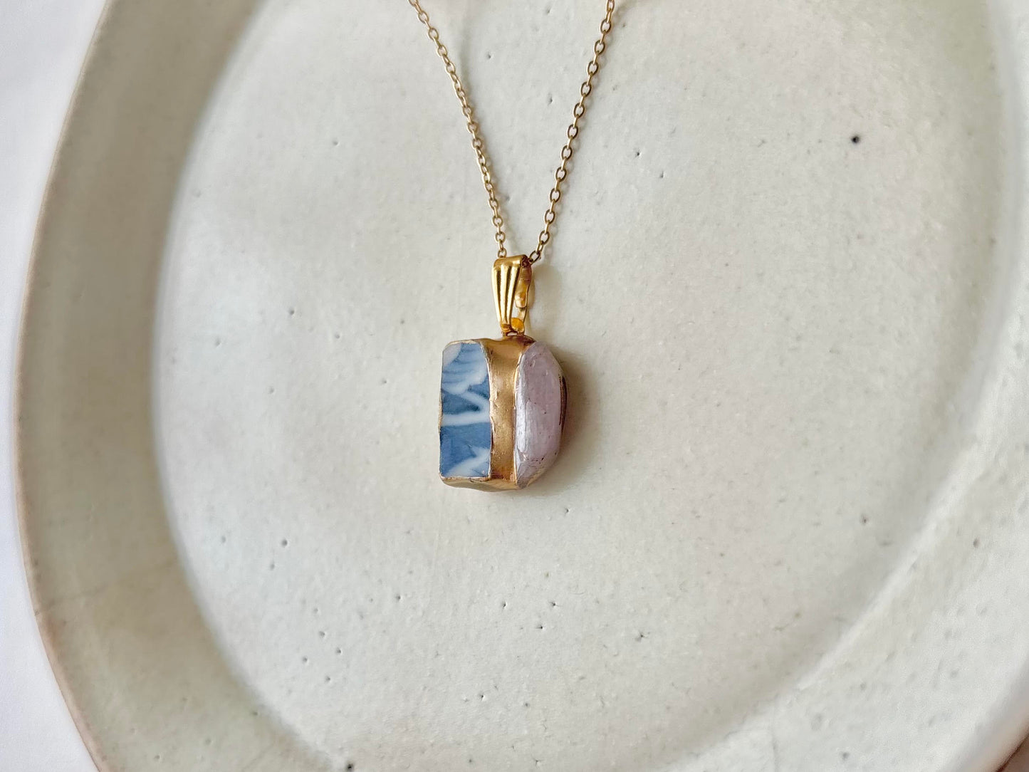有田焼　金継ぎ　ネックレス　サージカルステンレスチェーン　アレルギー対応　18K　藍色　花柄　ミルキークォーツ　天然石　伝統工芸　#623