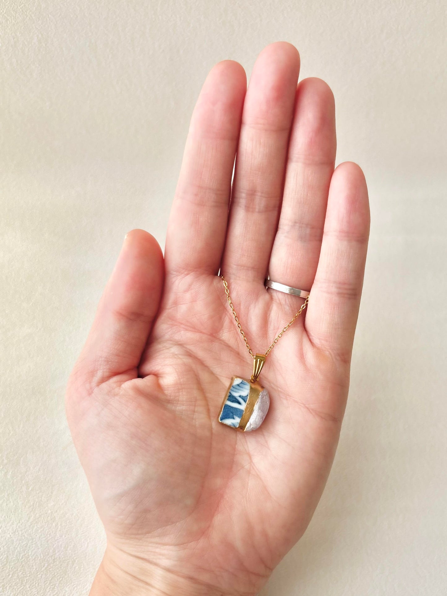 有田焼　金継ぎ　ネックレス　サージカルステンレスチェーン　アレルギー対応　18K　藍色　花柄　ミルキークォーツ　天然石　伝統工芸　#623