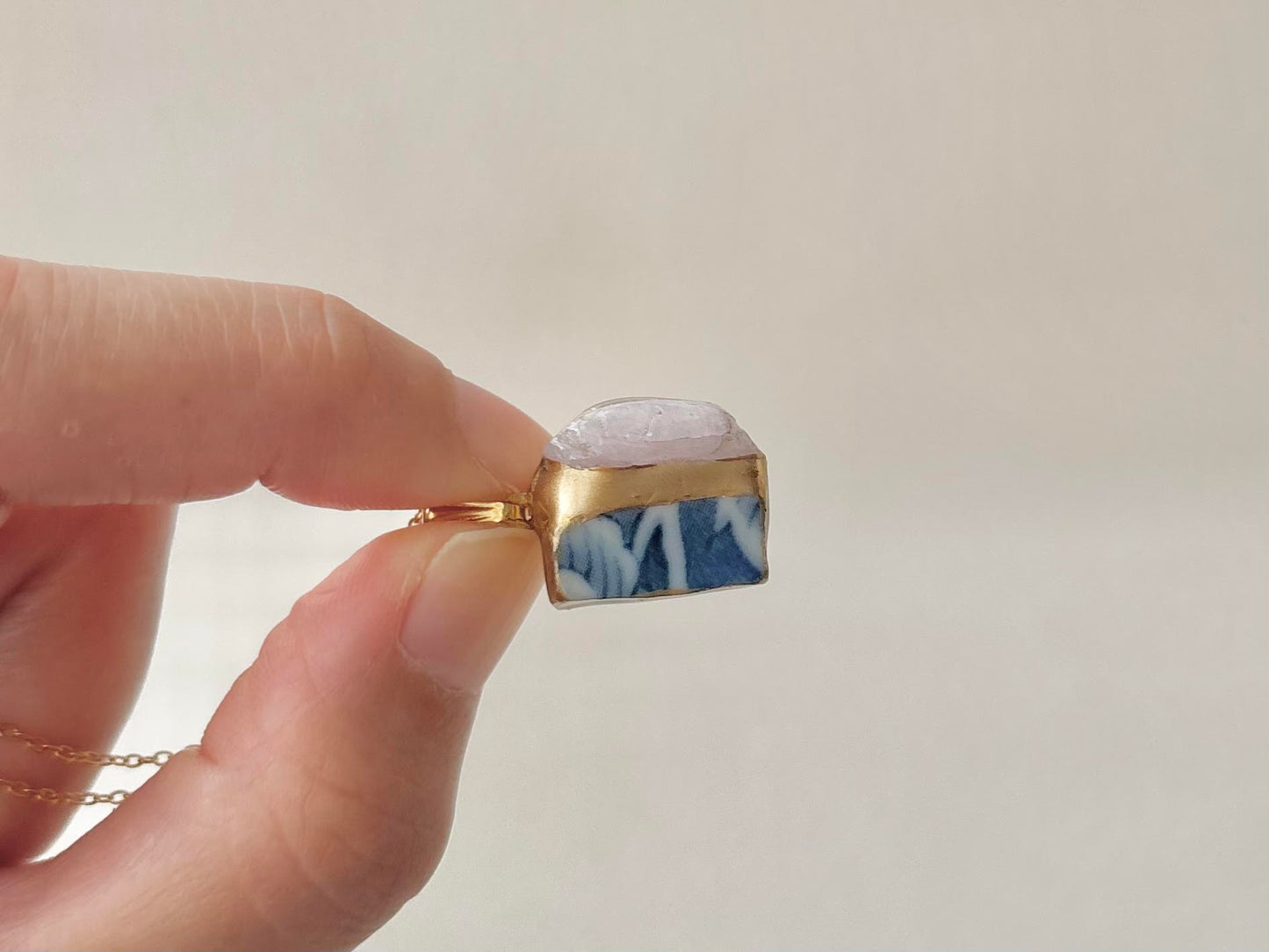 有田焼　金継ぎ　ネックレス　サージカルステンレスチェーン　アレルギー対応　18K　藍色　花柄　ミルキークォーツ　天然石　伝統工芸　#623