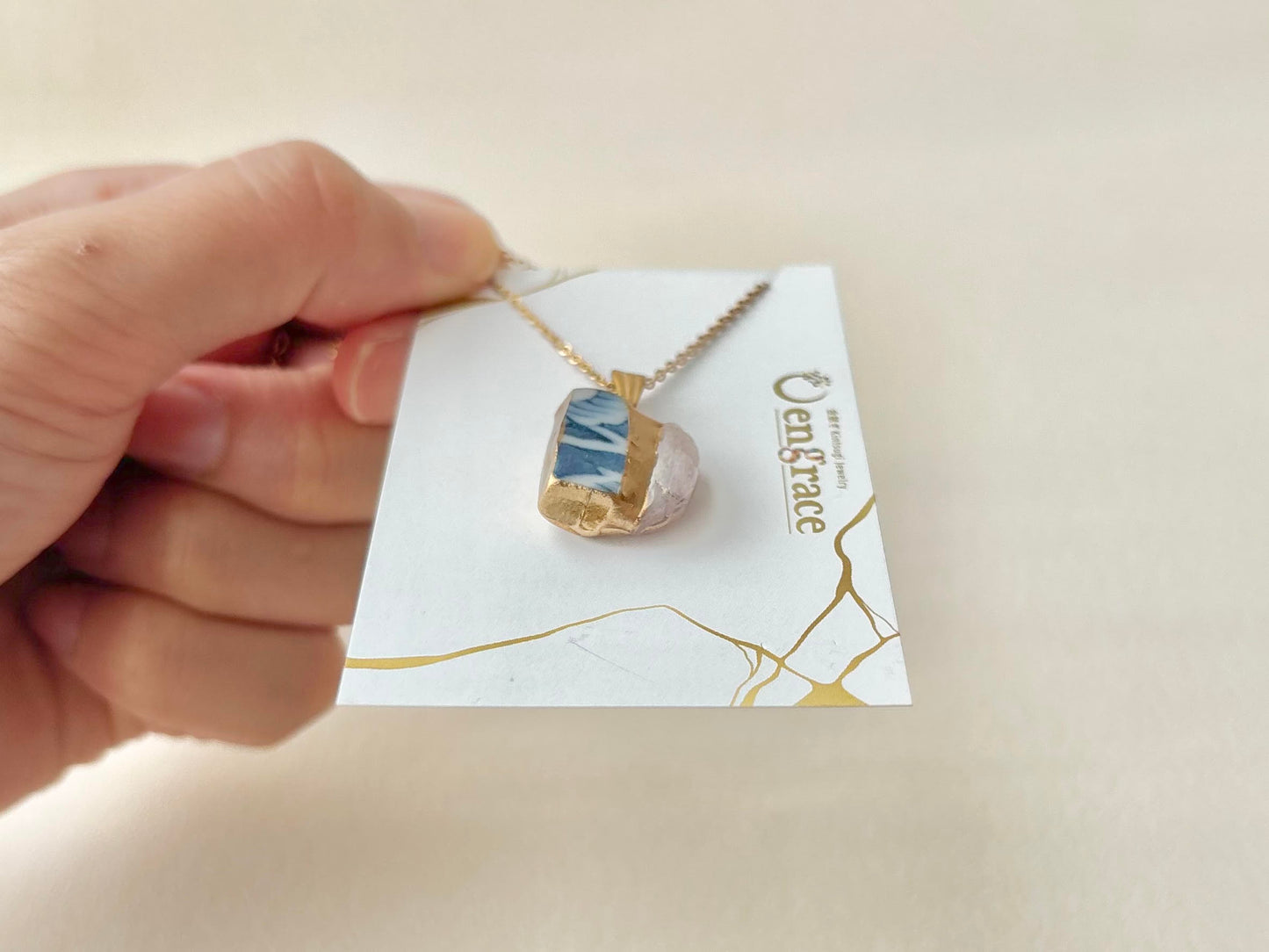 有田焼　金継ぎ　ネックレス　サージカルステンレスチェーン　アレルギー対応　18K　藍色　花柄　ミルキークォーツ　天然石　伝統工芸　#623