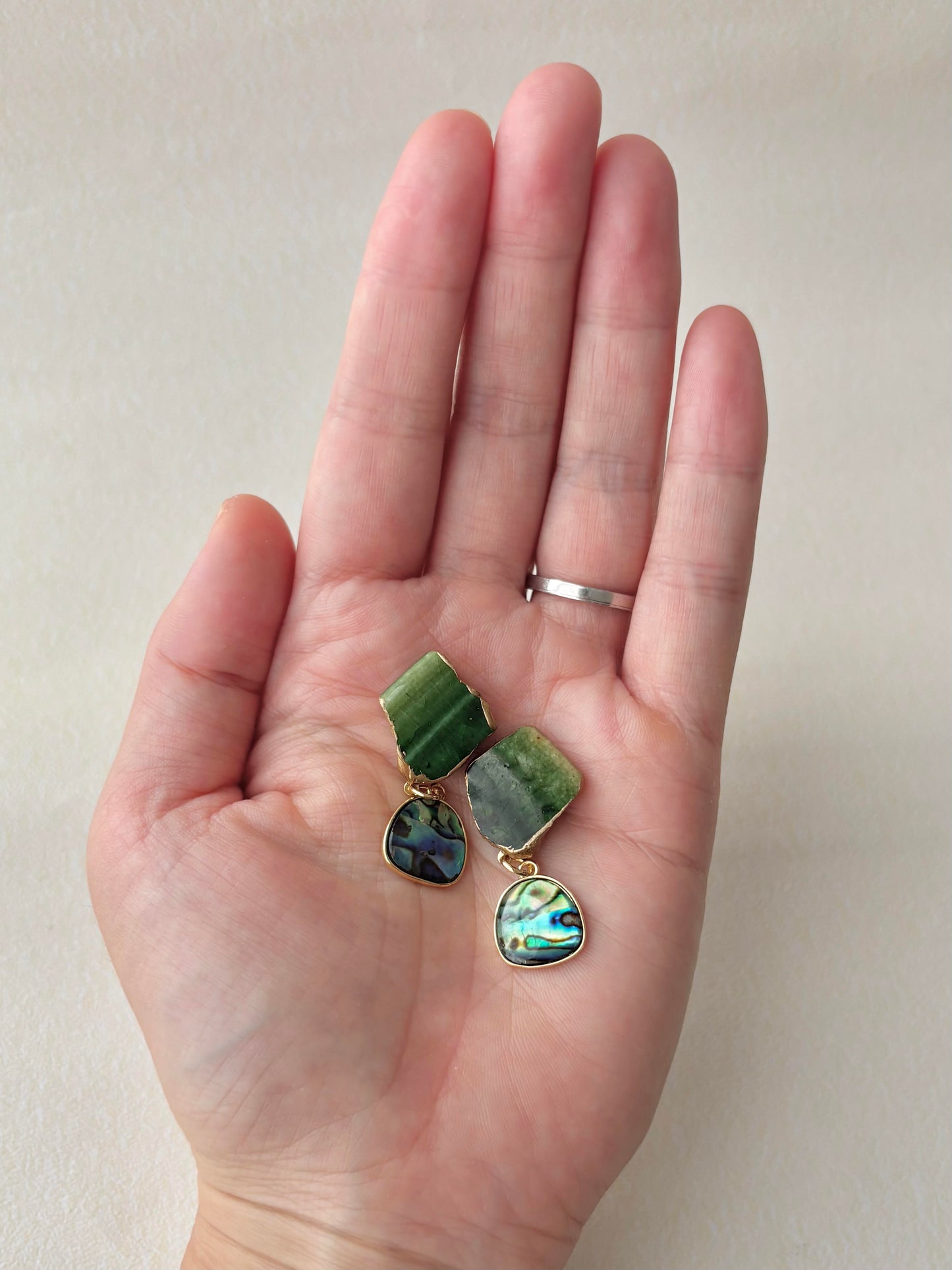【金具が選べる】織部焼　金継ぎ　ピアス　イヤリング　深い緑　アバロンシェル　天然石　伝統工芸　＃631