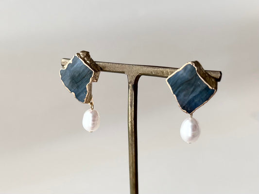 【金具が選べる】萩焼　金継ぎ　ピアス　イヤリング　藍色　淡水パール　揺れる　伝統工芸　＃638