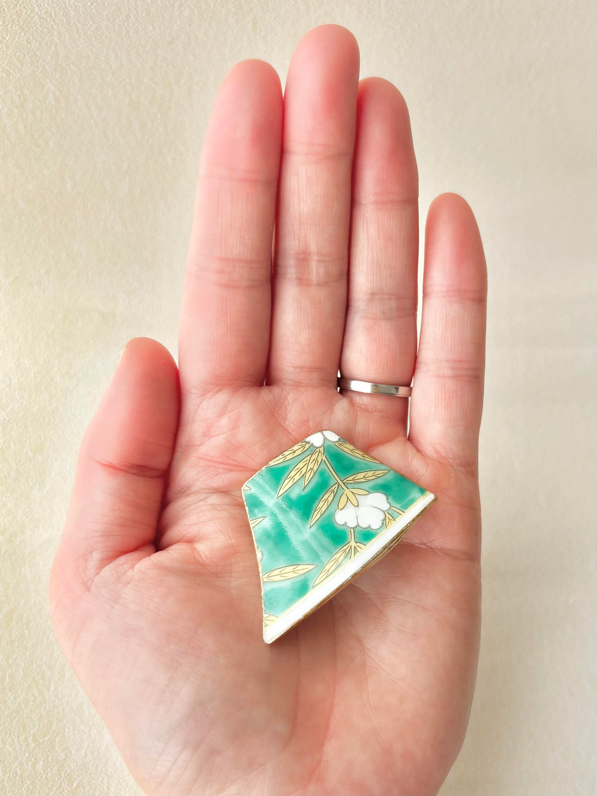 有田焼　金継ぎ　ブローチ　緑　花柄　リーフ柄　伝統工芸　＃656