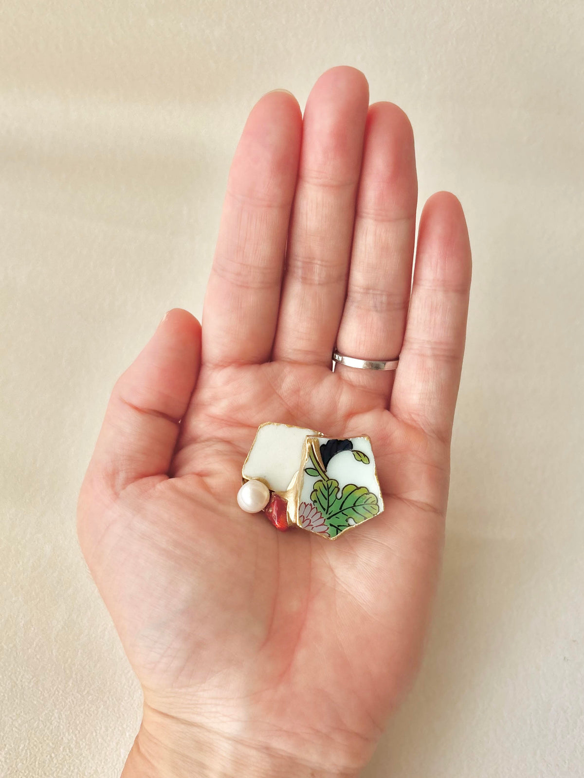 有田焼　唐津焼　金継ぎ　ブローチ　白　花柄　リーフ柄　淡水パール　サンゴ　天然石　伝統工芸　＃669