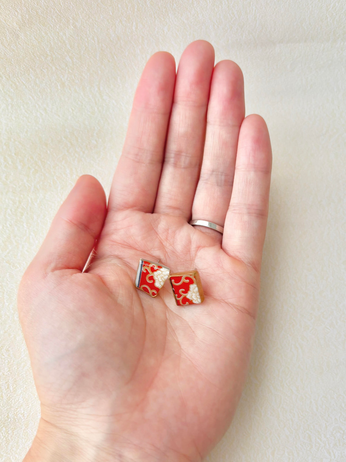 有田焼 　金継ぎ　サージカルステンレスピアス　白　花柄　朱色　伝統工芸　＃684