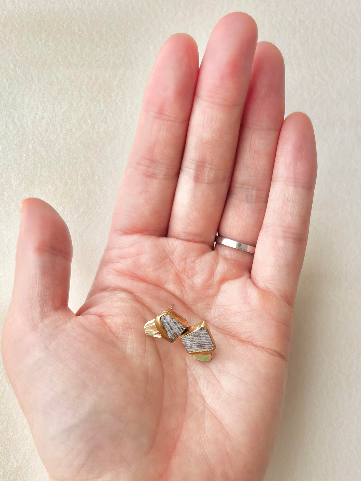 有田焼 　金継ぎ　サージカルステンレスピアス　グレー　シェル　天然石　伝統工芸　＃676
