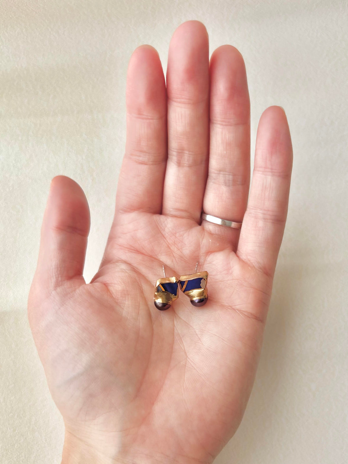 有田焼 　金継ぎ　サージカルステンレスピアス　リーフ柄　紺　淡水パール　ブラックピーコック　伝統工芸　＃677