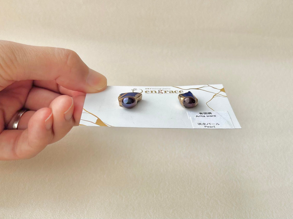 有田焼 　金継ぎ　サージカルステンレスピアス　リーフ柄　紺　淡水パール　ブラックピーコック　伝統工芸　＃677