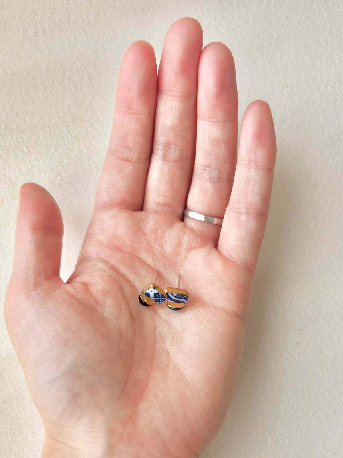 有田焼 　金継ぎ　サージカルステンレスピアス　青　白　アパタイト　天然石　伝統工芸　＃671