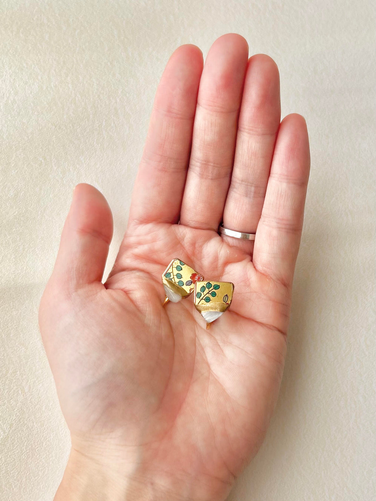 有田焼 　金継ぎ　ネジバネ式イヤリング　リーフ柄　花柄　ゴールド　ムーンストーン　天然石　伝統工芸　＃689