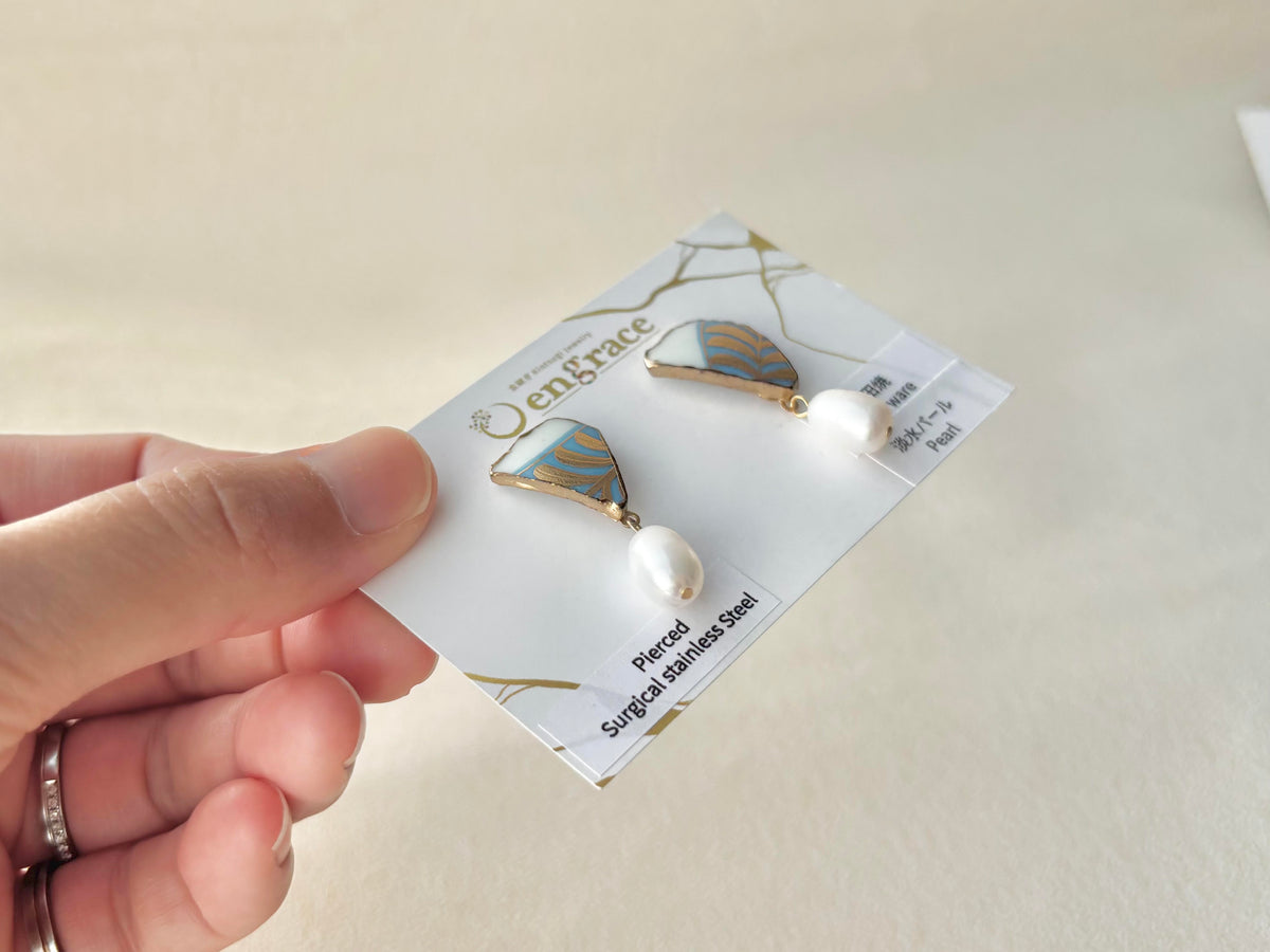 有田焼 　金継ぎ　サージカルステンレスピアス　ゴールド　リーフ柄　水色　白　淡水パール　揺れる　伝統工芸　＃693