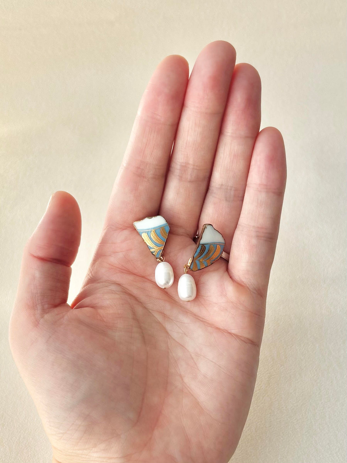 有田焼 　金継ぎ　サージカルステンレスピアス　ゴールド　リーフ柄　水色　白　淡水パール　揺れる　伝統工芸　＃693