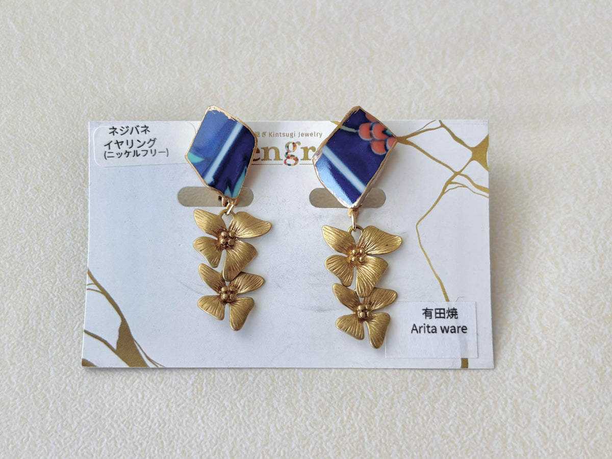 有田焼 　金継ぎ　ネジバネ式イヤリング　リーフ柄　花柄　青　揺れる　伝統工芸　＃699