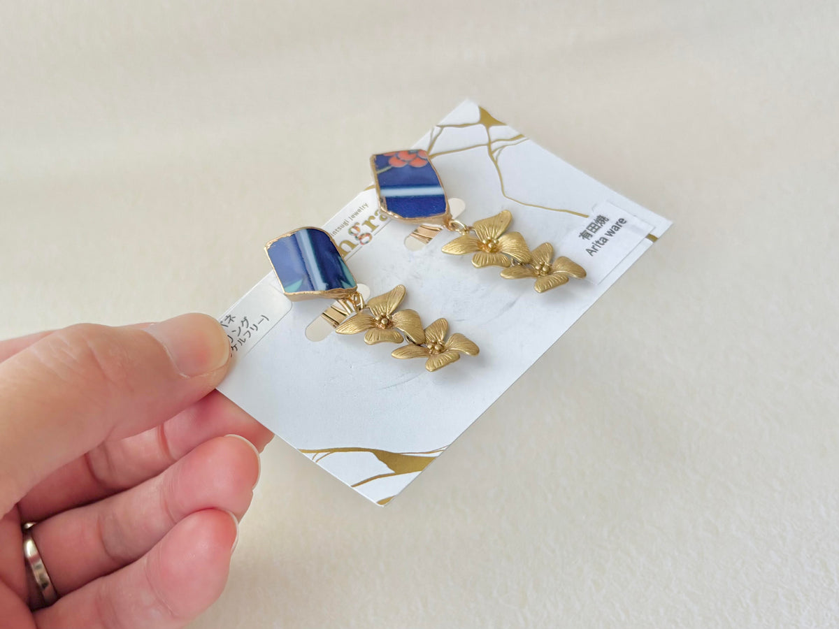 有田焼 　金継ぎ　ネジバネ式イヤリング　リーフ柄　花柄　青　揺れる　伝統工芸　＃699