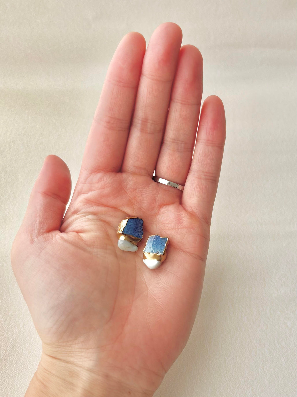 【金具が選べる】萩焼　金継ぎ　ピアス　イヤリング　青色　マザーオブパール　天然石　伝統工芸　＃705