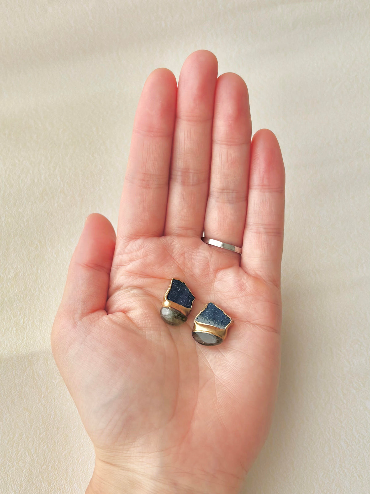 【金具が選べる】萩焼　金継ぎ　ピアス　イヤリング　紺色　グリーンルチルクォーツ　天然石　伝統工芸　＃709