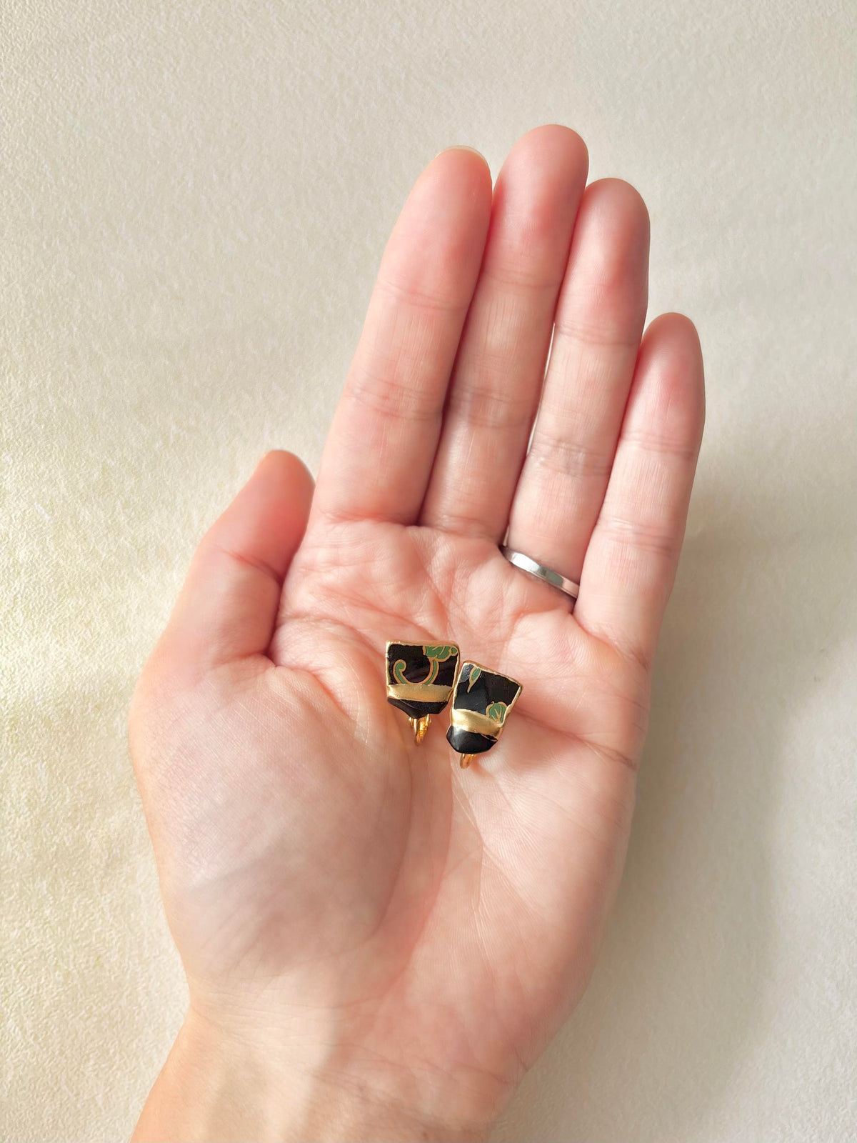 有田焼 　金継ぎ　ネジバネ式イヤリング　緑　リーフ柄　黒　オプシディアン　天然石　伝統工芸　＃711