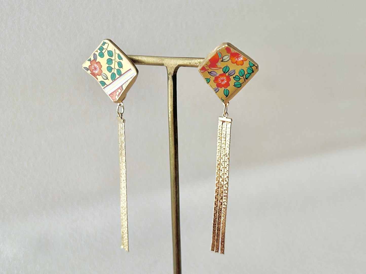 【金具が選べる】有田焼　金継ぎ　ピアス　イヤリング　リーフ柄　花柄　揺れる　ゴールドスウィングパーツ　伝統工芸　＃140