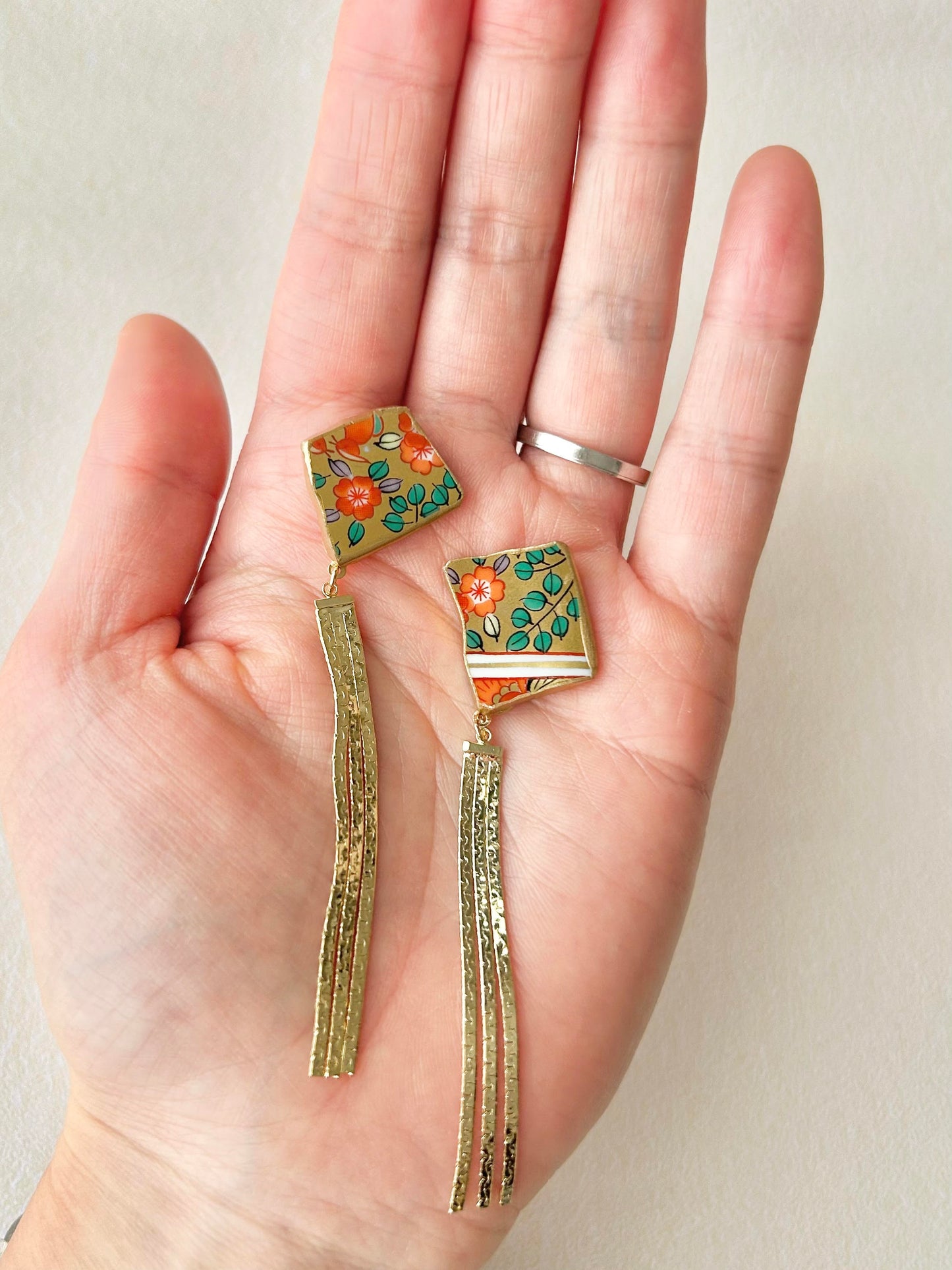 【金具が選べる】有田焼　金継ぎ　ピアス　イヤリング　リーフ柄　花柄　揺れる　ゴールドスウィングパーツ　伝統工芸　＃140