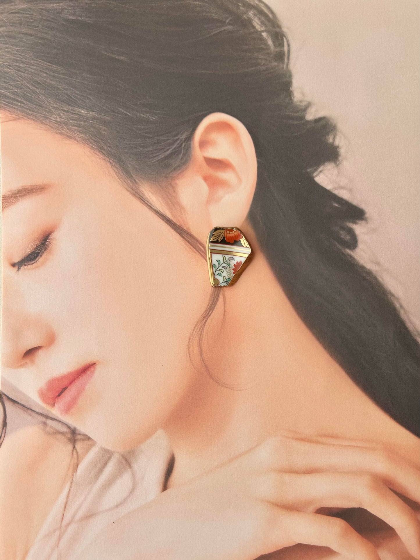 Imari Ware Kintsugi Titanium Earrings Gold Carnelian