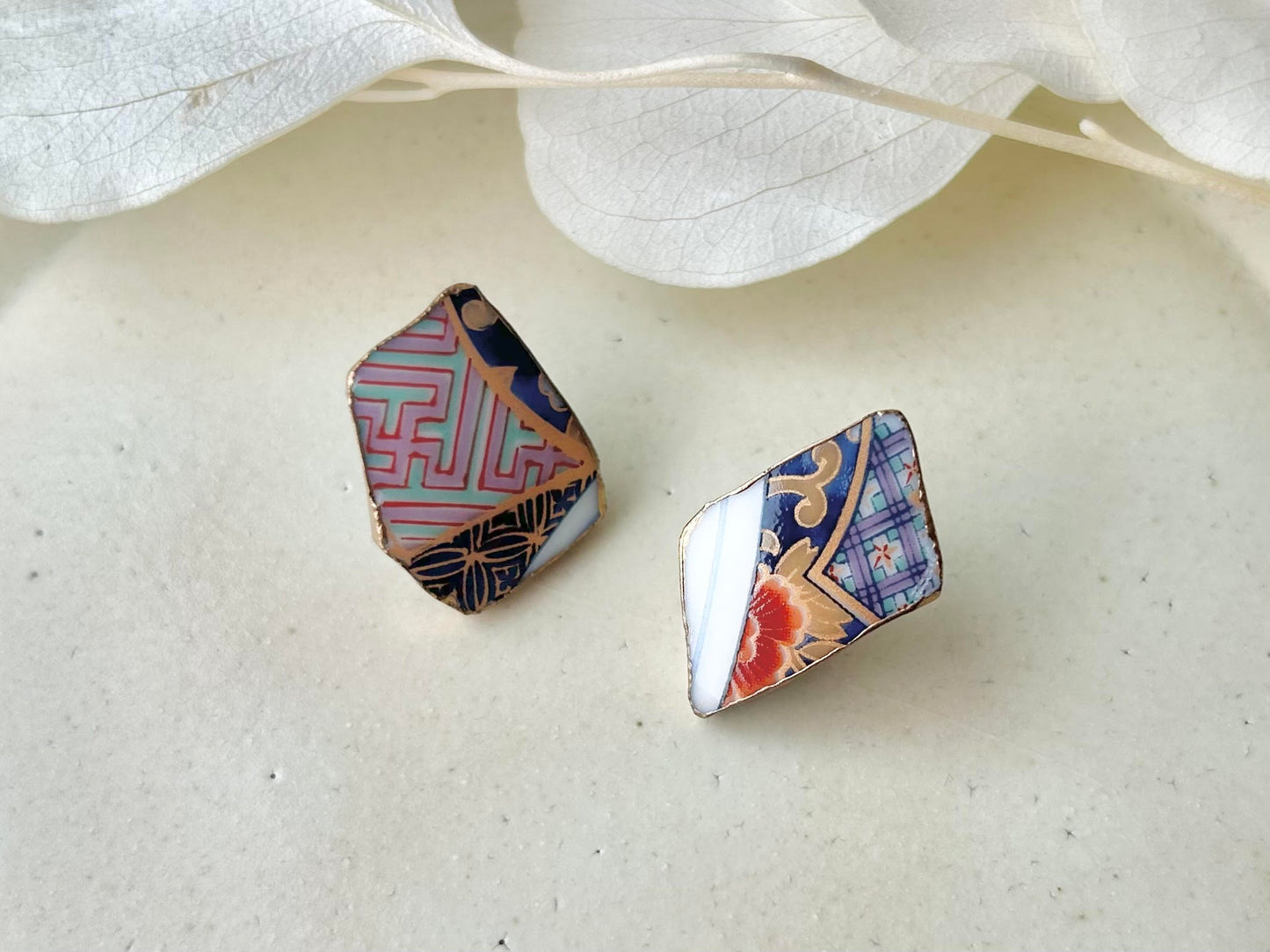 Imari Ware Kintsugi Titanium Earrings Gold Carnelian