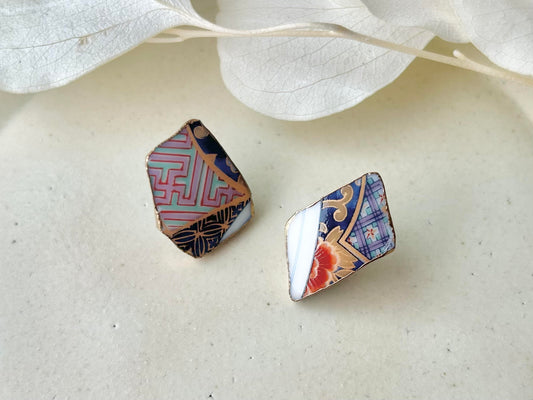 Imari Ware Kintsugi Titanium Earrings Gold Carnelian