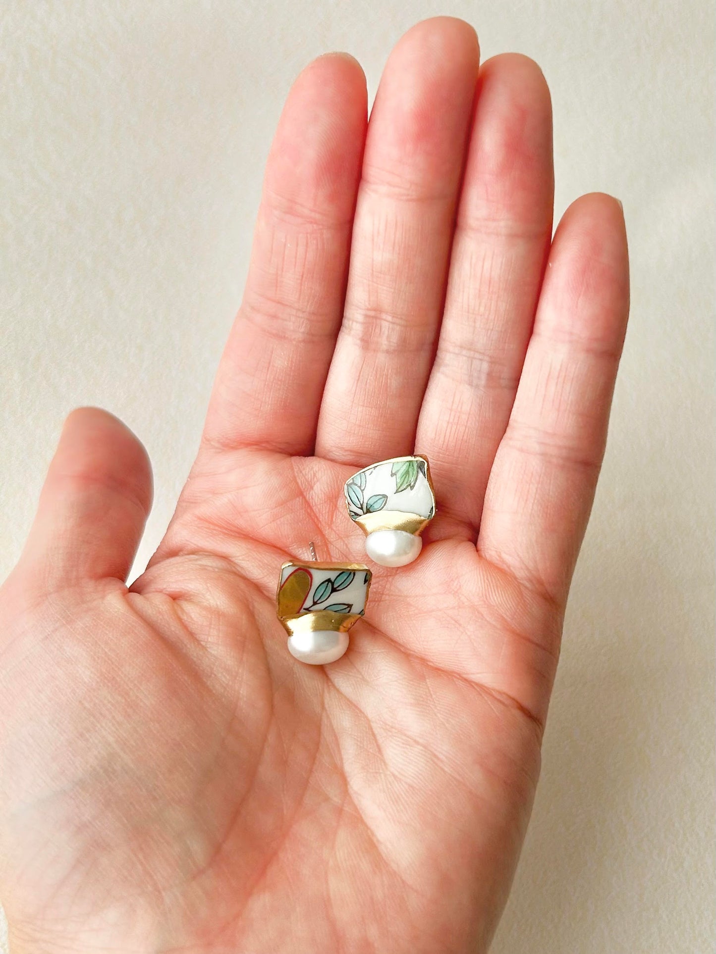 有田焼 　金継ぎ　サージカルステンレスピアス　緑色　リーフ柄　 淡水パール　天然石　伝統工芸　＃180