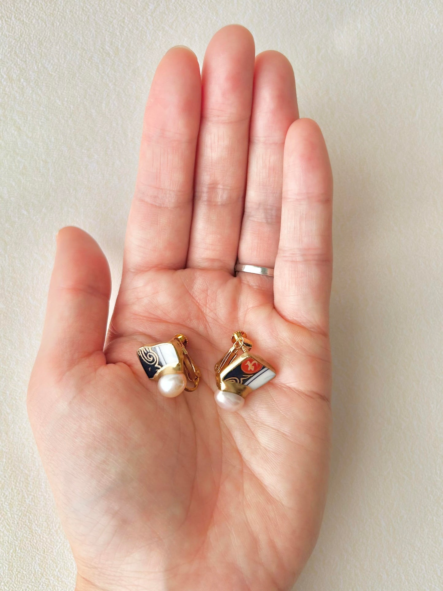 Imari Ware Kintsugi Titanium Earrings Gold Carnelian
