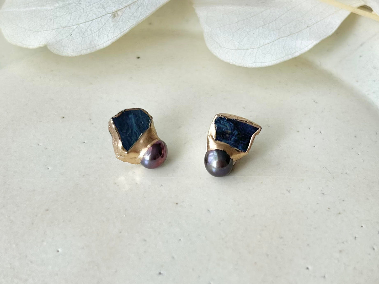 【金具が選べる】萩焼　金継ぎ　ピアス　イヤリング　深い藍色　淡水パール　ブラックピーコック　天然石　伝統工芸　＃191