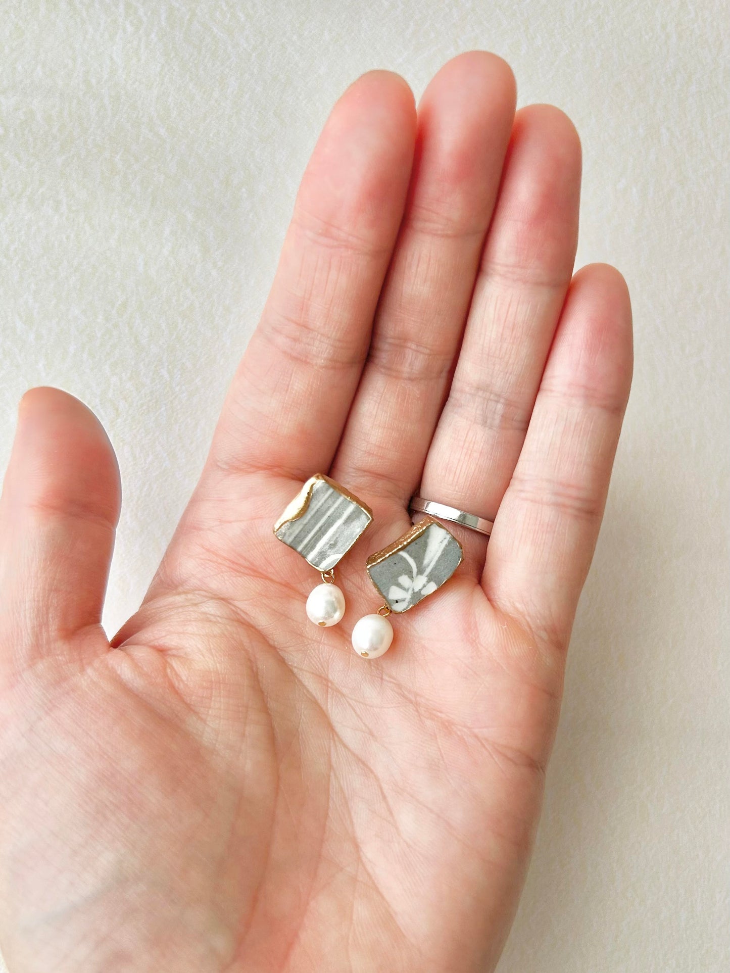京焼　金継ぎ　サージカルステンレスピアス　グレー　淡水パール　天然石　 伝統工芸　＃201