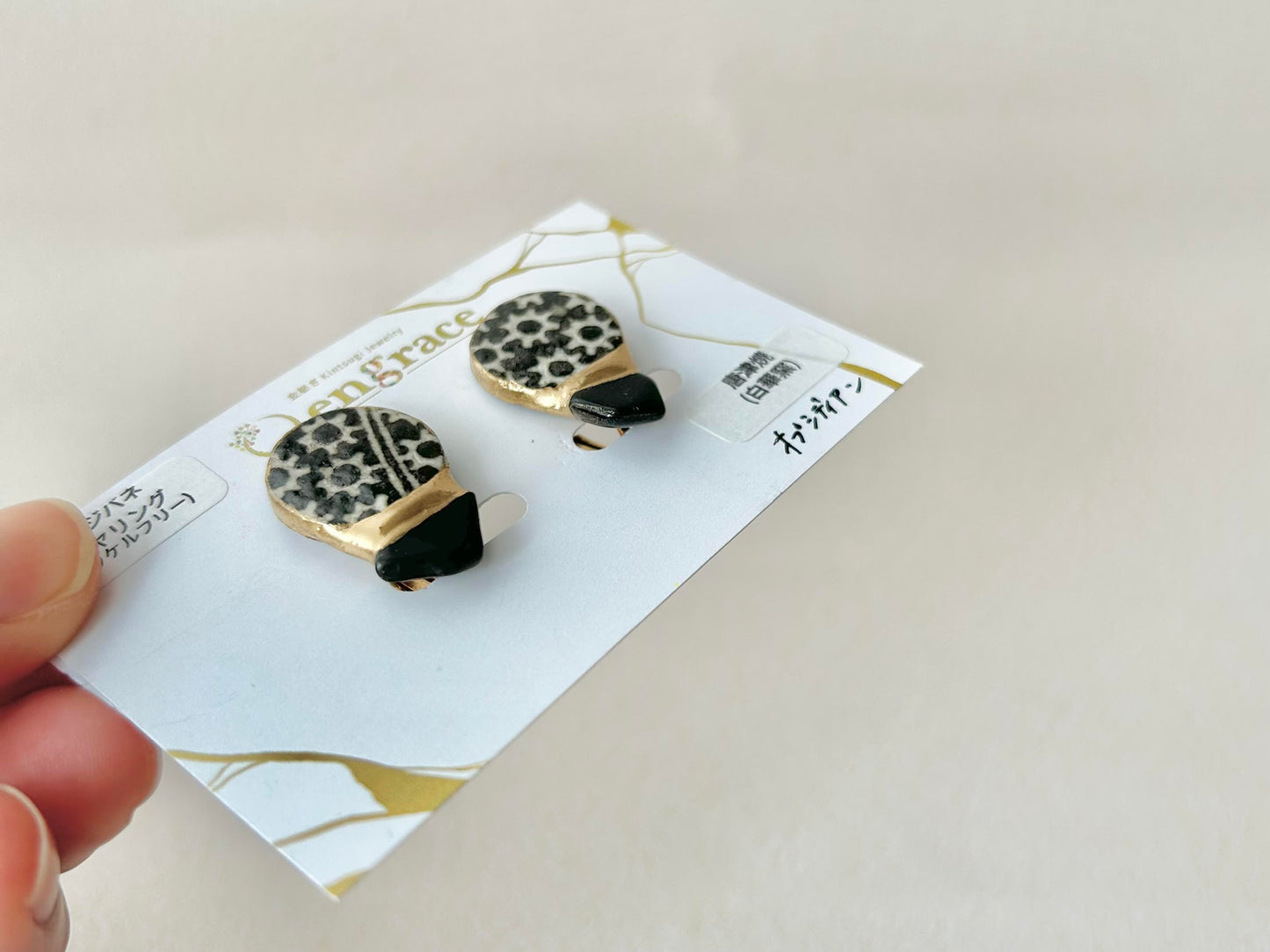 唐津焼　金継ぎ　ネジバネ式イヤリング　黒　白　三嶋文 　オプシディアン　天然石　伝統工芸　＃220