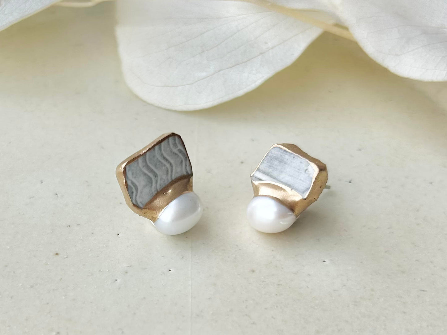 京焼　金継ぎ　サージカルステンレスピアス　グレー　淡水パール　天然石　 伝統工芸　＃234
