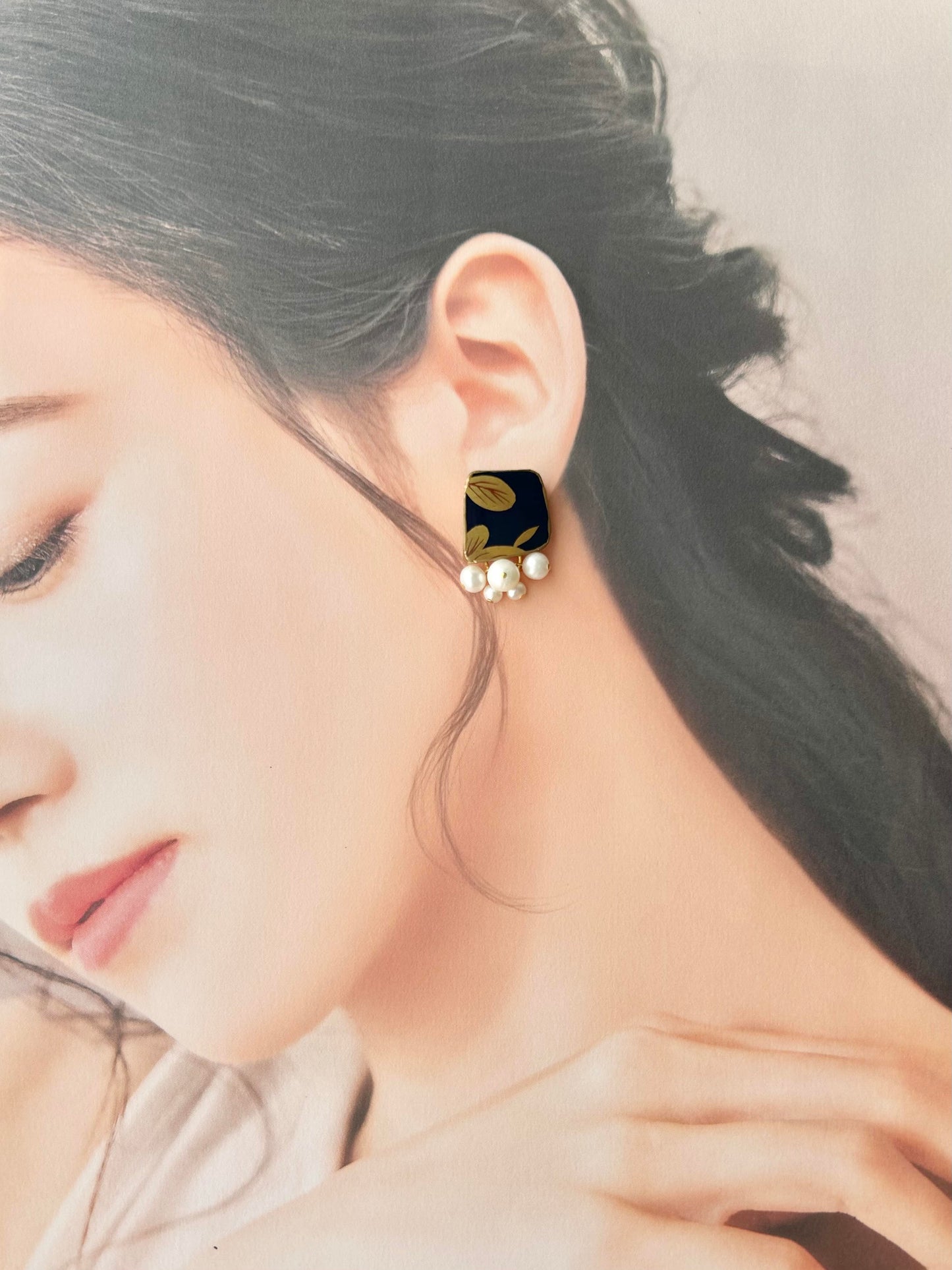 Imari Ware Kintsugi Titanium Earrings Gold Carnelian