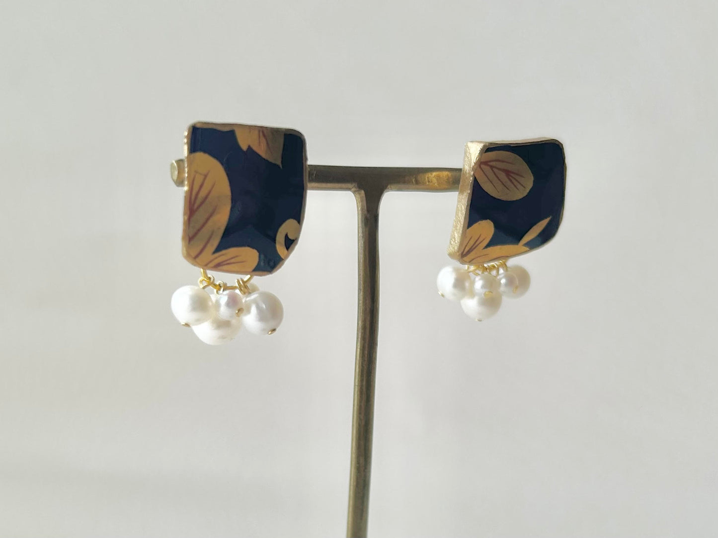 Imari Ware Kintsugi Titanium Earrings Gold Carnelian