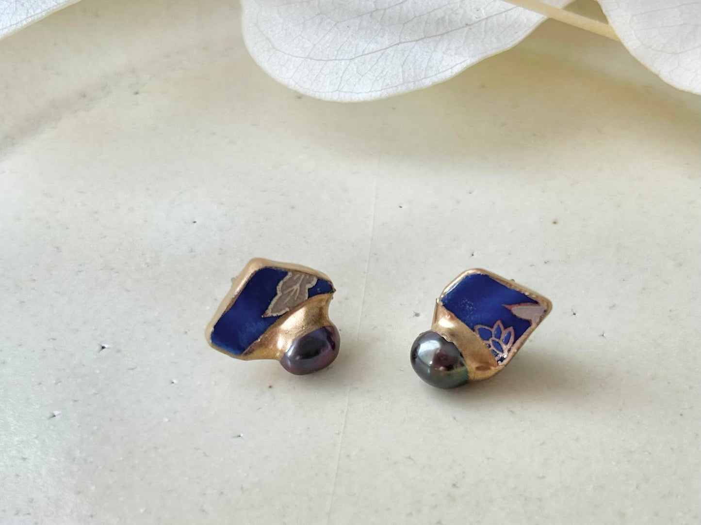 Imari Ware Kintsugi Titanium Earrings Gold Carnelian
