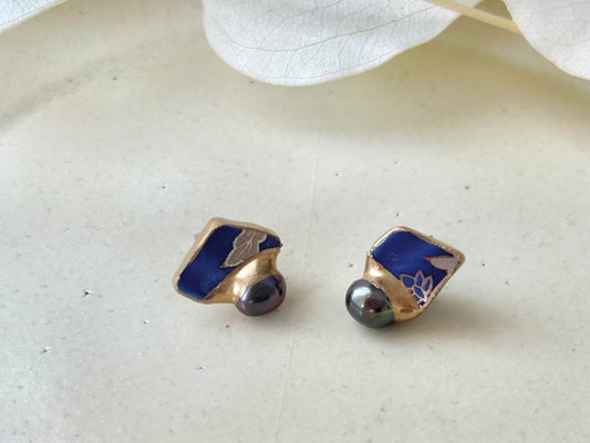 Imari Ware Kintsugi Titanium Earrings Gold Carnelian