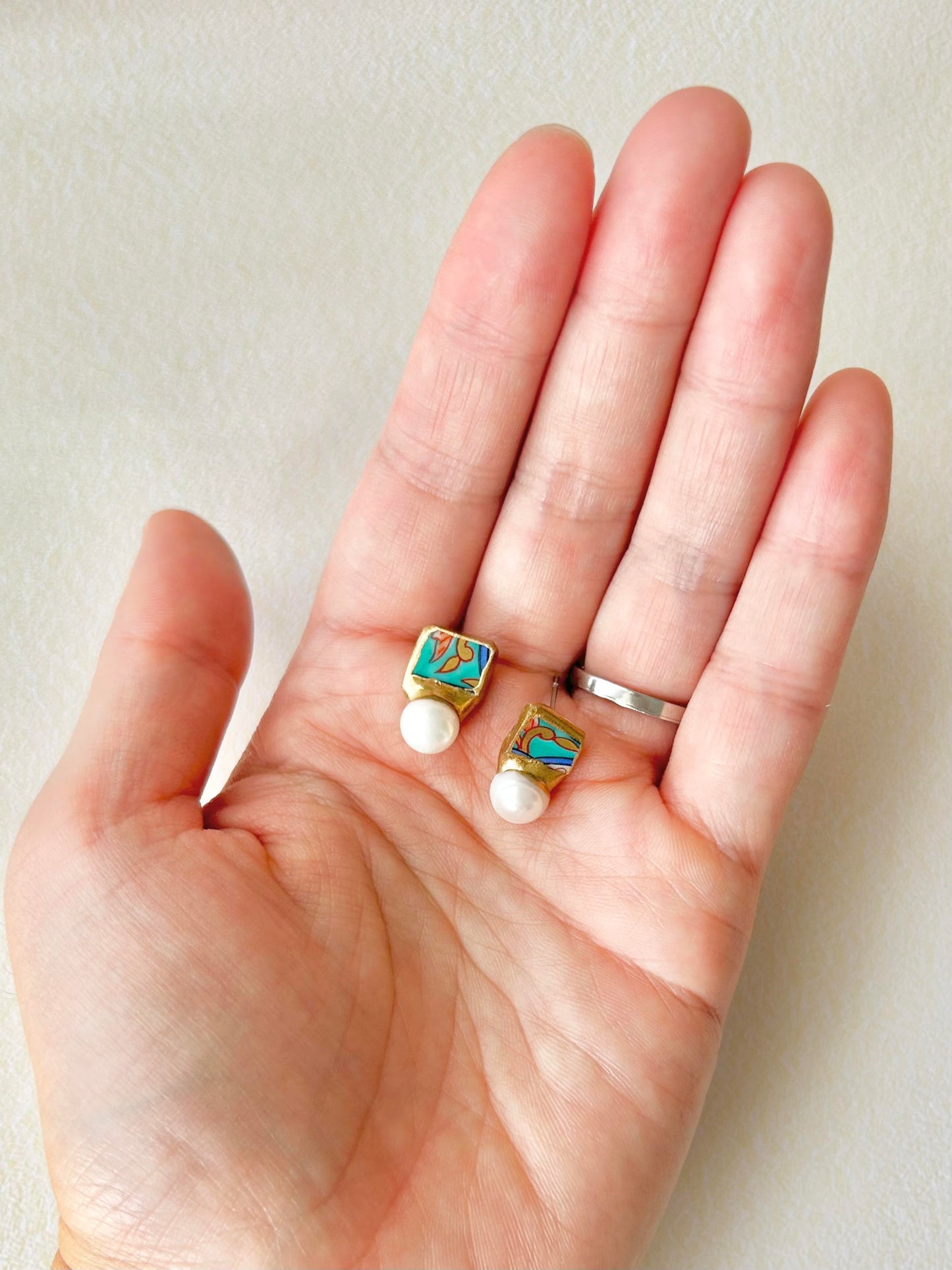 Imari Ware Kintsugi Titanium Earrings Gold Carnelian
