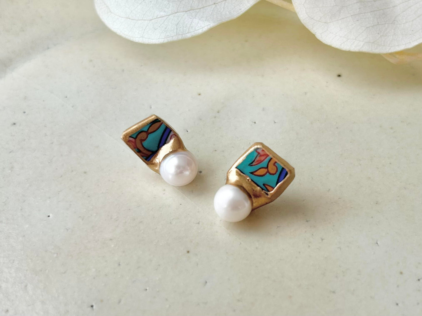 Imari Ware Kintsugi Titanium Earrings Gold Carnelian
