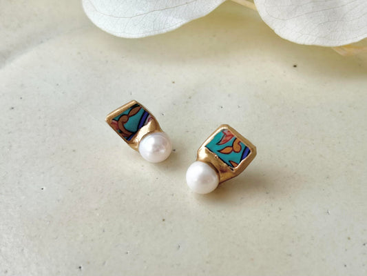 Imari Ware Kintsugi Titanium Earrings Gold Carnelian