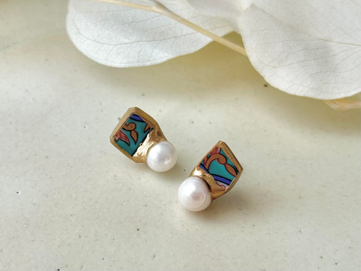 Imari Ware Kintsugi Titanium Earrings Gold Carnelian