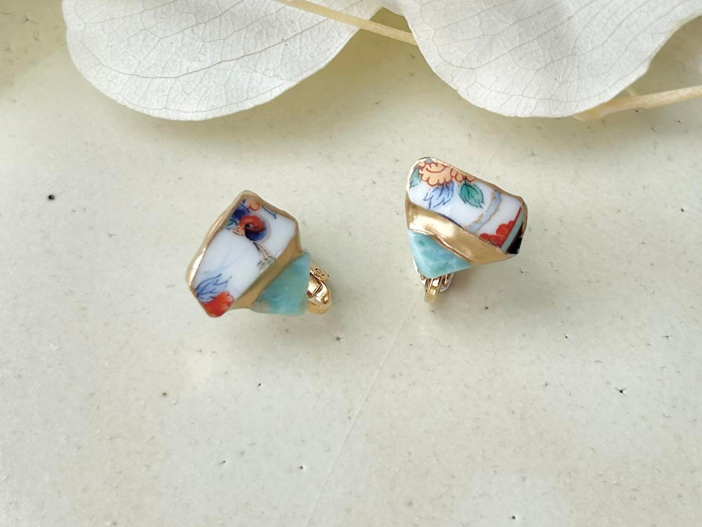 Imari Ware Kintsugi Titanium Earrings Gold Carnelian
