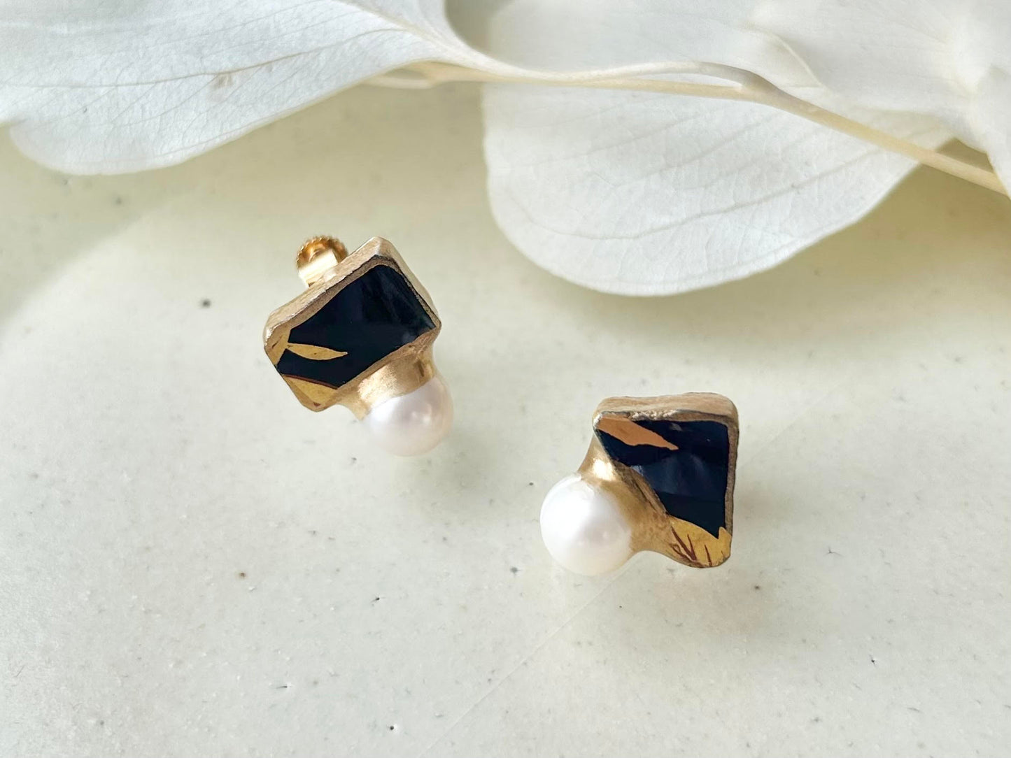 Imari Ware Kintsugi Titanium Earrings Gold Carnelian