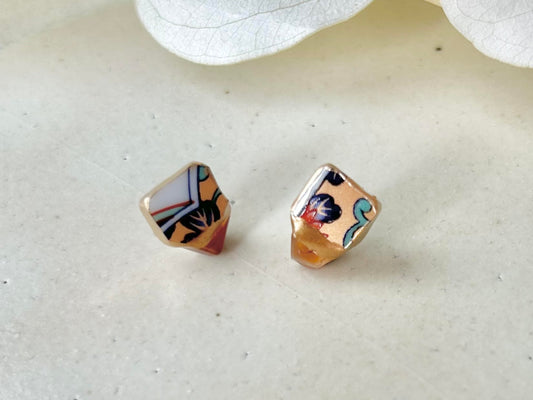 Imari Ware Kintsugi Titanium Earrings Gold Carnelian