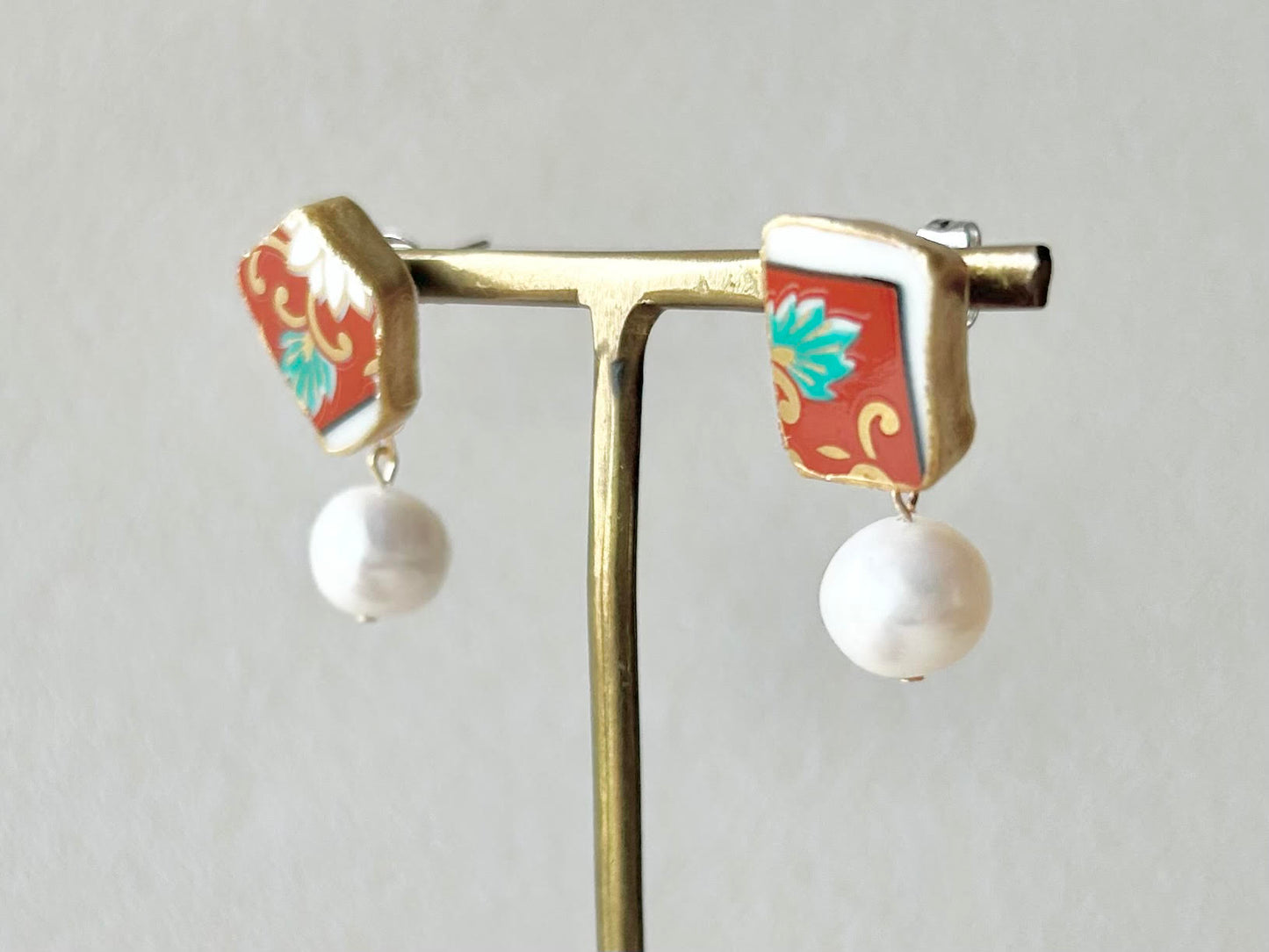 Imari Ware Kintsugi Titanium Earrings Gold Carnelian