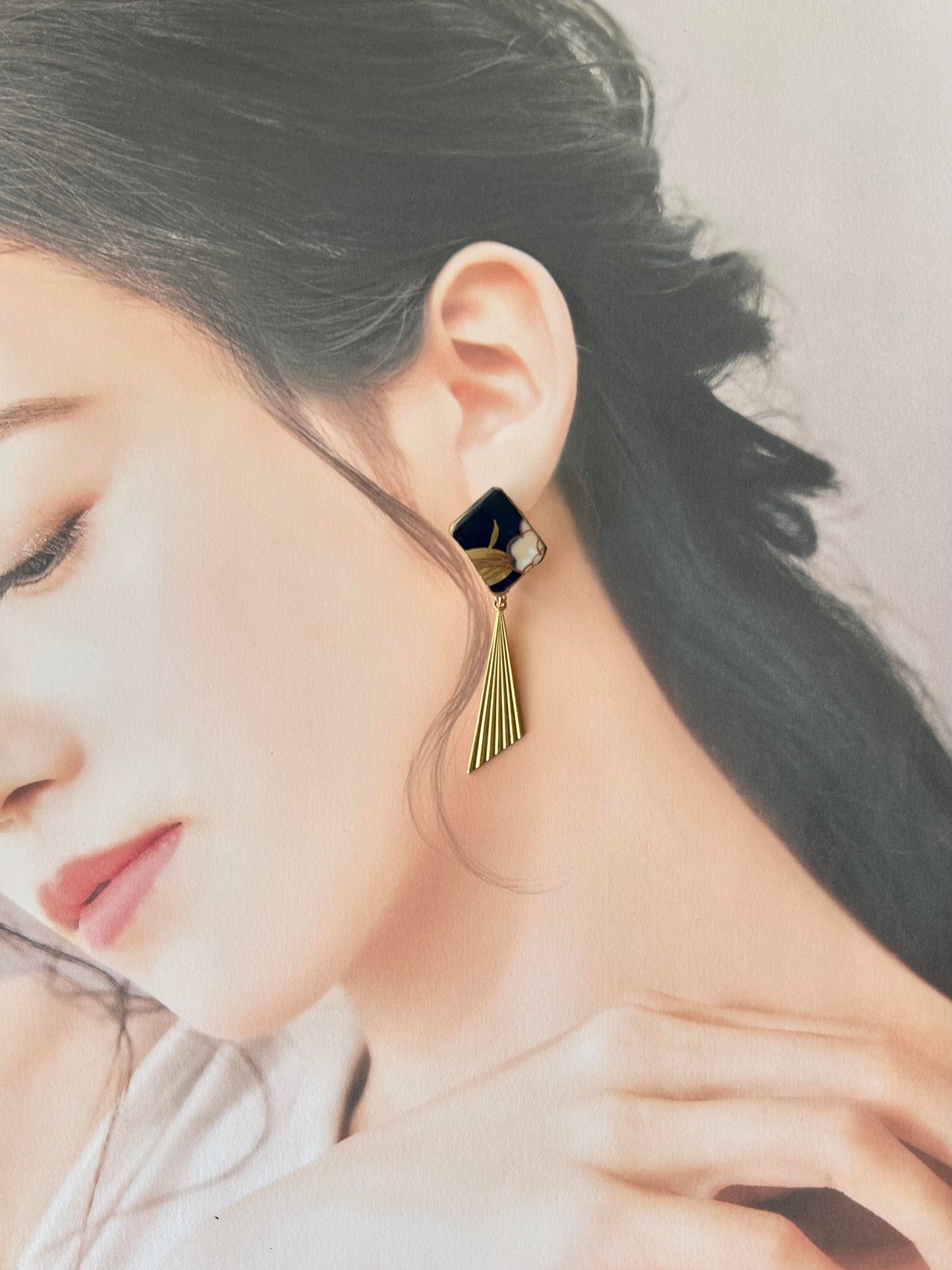 Imari Ware Kintsugi Titanium Earrings Gold Carnelian