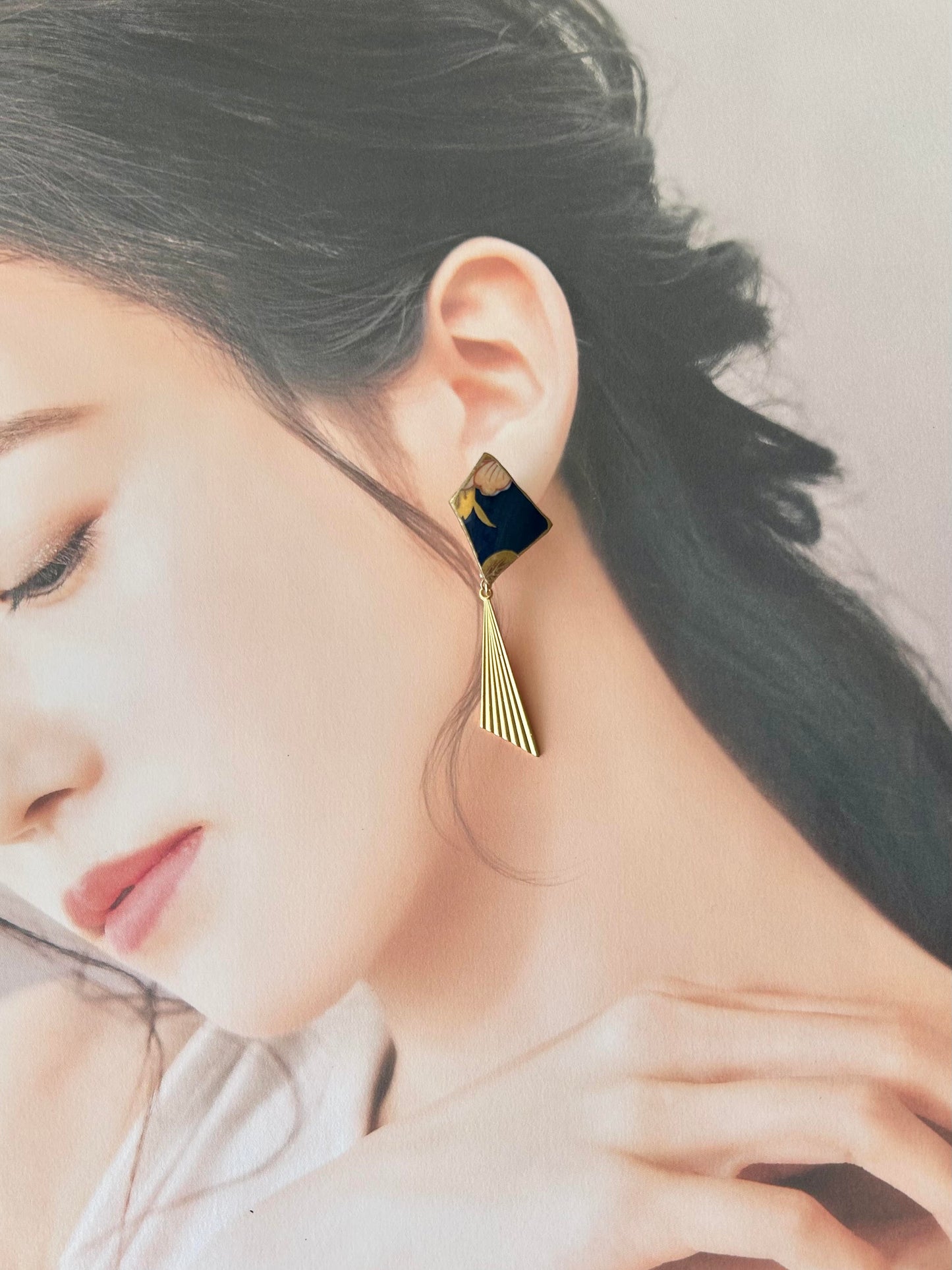 Imari Ware Kintsugi Titanium Earrings Gold Carnelian