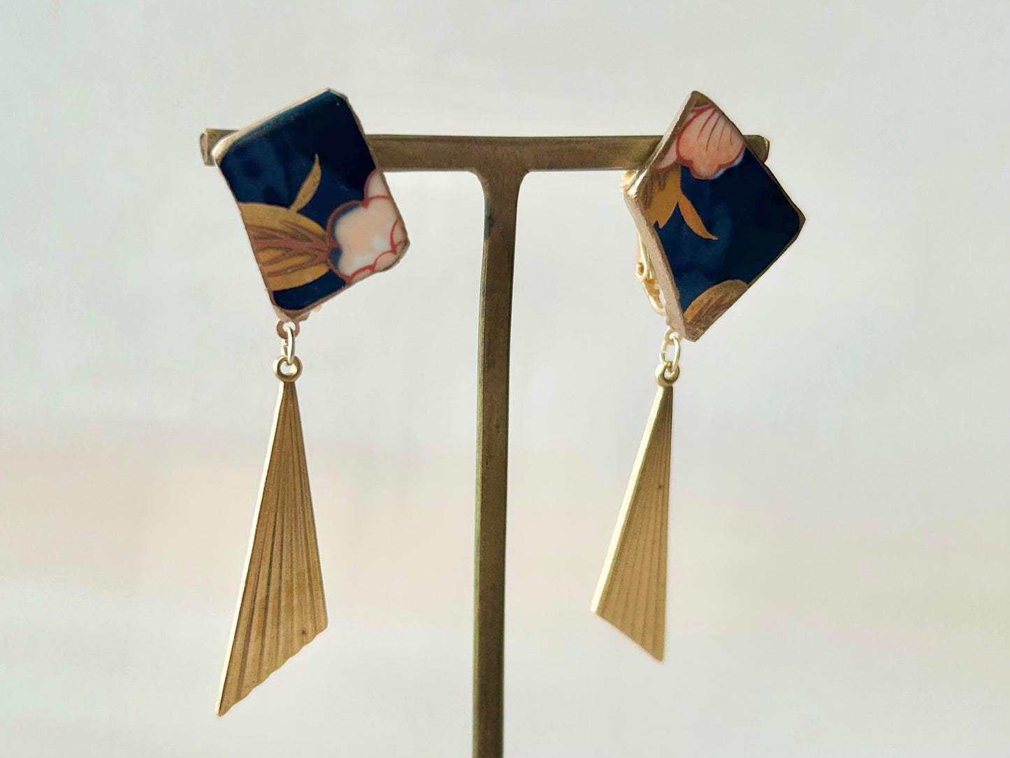 Imari Ware Kintsugi Titanium Earrings Gold Carnelian