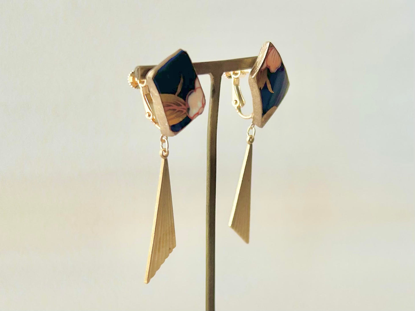 Imari Ware Kintsugi Titanium Earrings Gold Carnelian