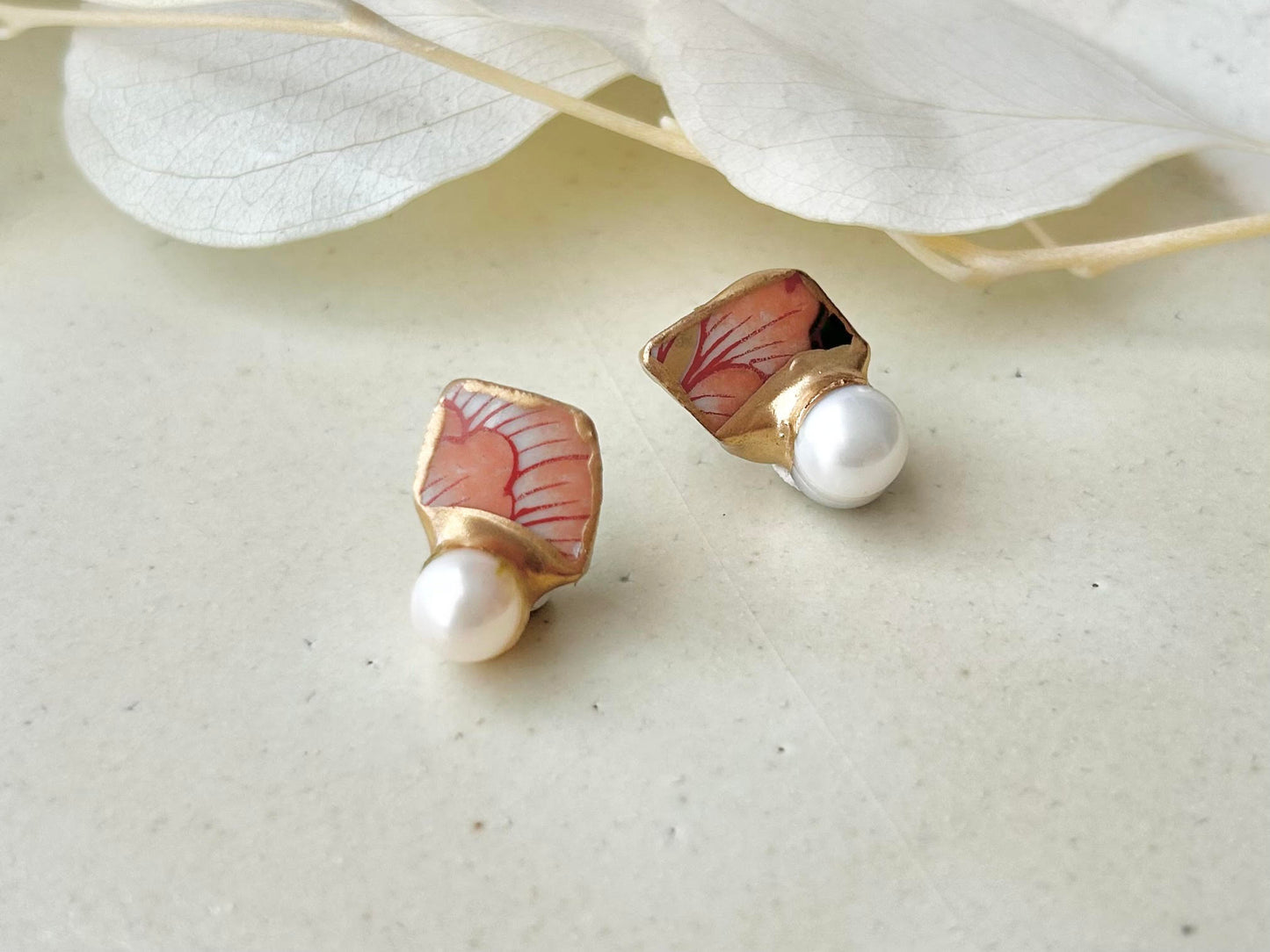 Imari Ware Kintsugi Titanium Earrings Gold Carnelian